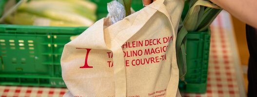Sammeltasche einer Lebensmittelkollekte, bei der Freiwillige für die karitative Foodsave-Organisation Tischlein deck dich langhaltbare Produkte für armutsbetroffene Menschen sammeln.