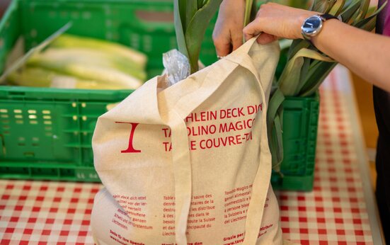 Sammeltasche einer Lebensmittelkollekte, bei der Freiwillige für die karitative Foodsave-Organisation Tischlein deck dich langhaltbare Produkte für armutsbetroffene Menschen sammeln.