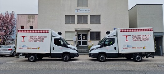 Zwei Fahrzeuge der Hilfsorganisation Tischlein deck dich vor dem Eingang des Logistikstandorts und der Rüsterei Cadenazzo. 