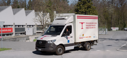Ein mit gespendeten und geretteten Lebensmitteln beladenes Fahrzeug der Hilfsorganisation Tischlein deck dich verlässt den Logistik-Standort Staufen. 