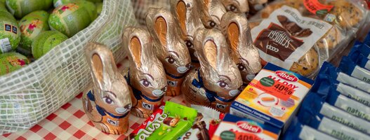 Gespendete Schokoladenprodukte und Osterhasen an der Abgabenstelle Chur Comander der Hilfsorganisation Tischlein deck dich, welche Lebensmittel an Armutsbetroffene Menschen verteilt. 