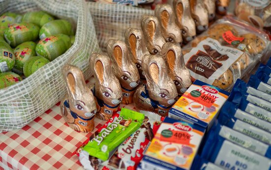 Gespendete Schokoladenprodukte und Osterhasen an der Abgabenstelle Chur Comander der Hilfsorganisation Tischlein deck dich, welche Lebensmittel an Armutsbetroffene Menschen verteilt. 
