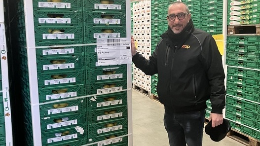 Mitarbeiter im Warenlager des Coop-Hubs Novazzano, von wo überschüssige Lebensmittel an die Hilfsorganisation Tischlein deck dich gespendet werden