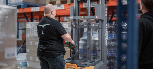Zwei Mitarbeitende der Arbeitsintegration an einem Logistik-Standort der Hilfsorganisation Tischlein deck dich.