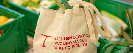 Sammeltasche einer Lebensmittelkollekte, bei der freiwillige Helferinnen und Helfer für die karitative Foodsave-Organisation Tischlein deck dich langhaltbare Produkte für armutsbetroffene Menschen sammeln.