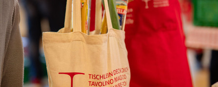 Sammeltasche einer Lebensmittelkollekte, bei der freiwillige Helferinnen und Helfer für die karitative Foodsave-Organisation Tischlein deck dich langhaltbare Produkte für armutsbetroffene Menschen sammeln.