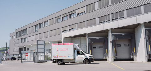 Fahrzeug der Hilfsorganisation Tischlein deck dich vor dem Logistik-Standort Winterthur.
