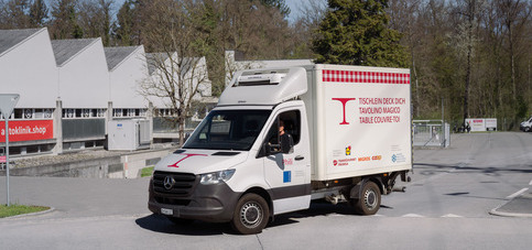 Ein mit gespendeten und geretteten Lebensmitteln beladenes Fahrzeug der Hilfsorganisation Tischlein deck dich verlässt den Logistik-Standort Staufen. 