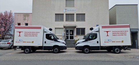 Zwei Fahrzeuge der Hilfsorganisation Tischlein deck dich vor dem Eingang des Logistikstandorts und der Rüsterei Cadenazzo