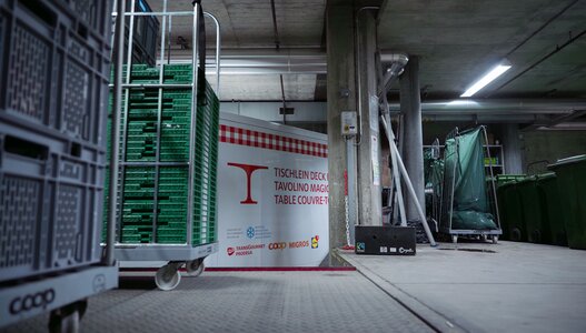 Innenansicht des Logistiklagers Winterthur der Hilfsorganisation Tischlein deck dich mit leeren Paletten und einem Lastwagen.